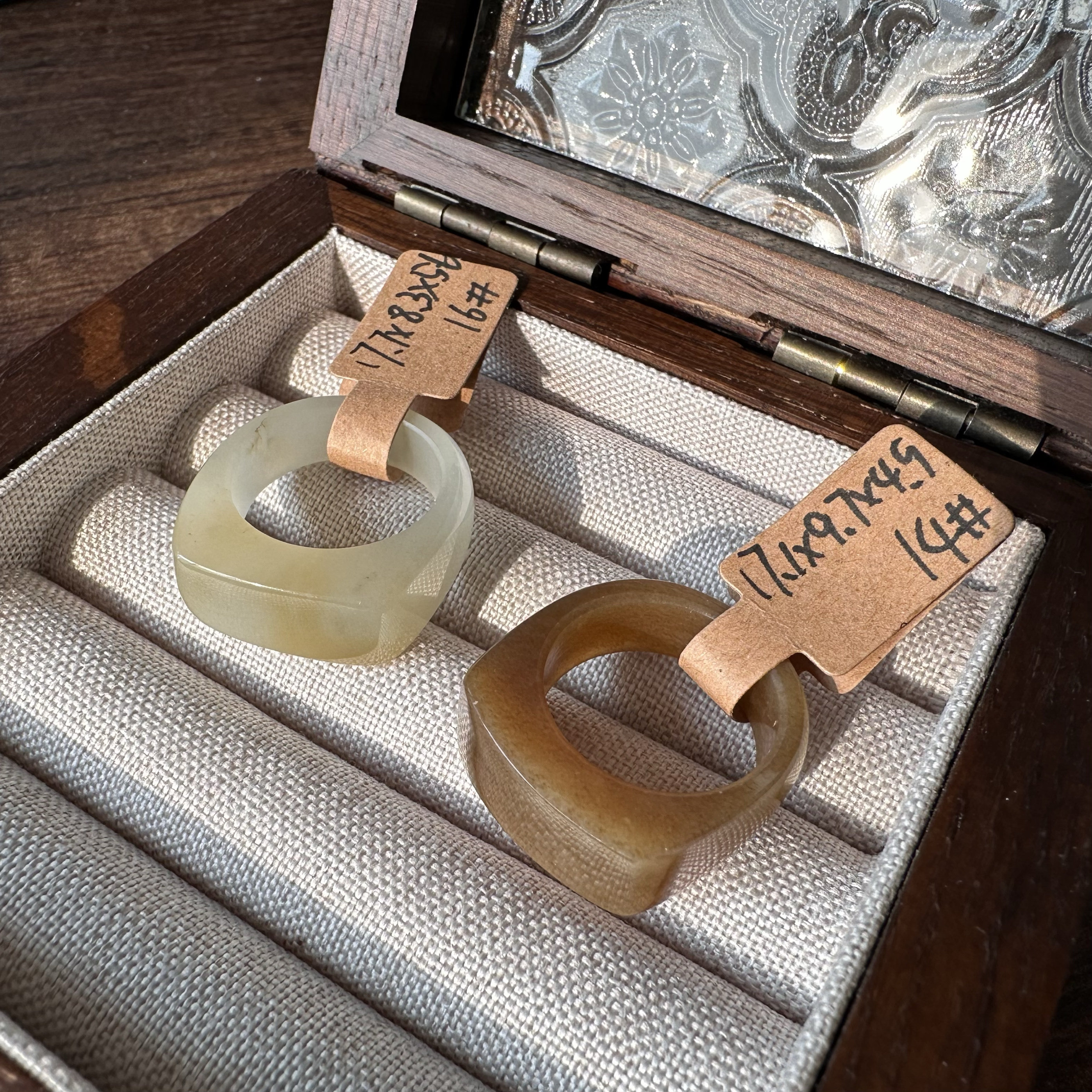 和田玉且末红糖糖白马鞍戒指