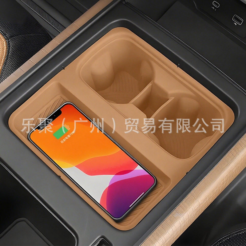 路虎卫士中控无线充电杯垫一体