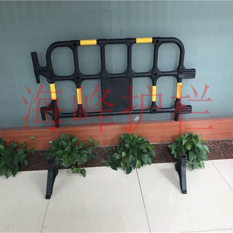 pvc塑料铁马黑色道路隔离护栏市政工地移动栏杆临时围挡