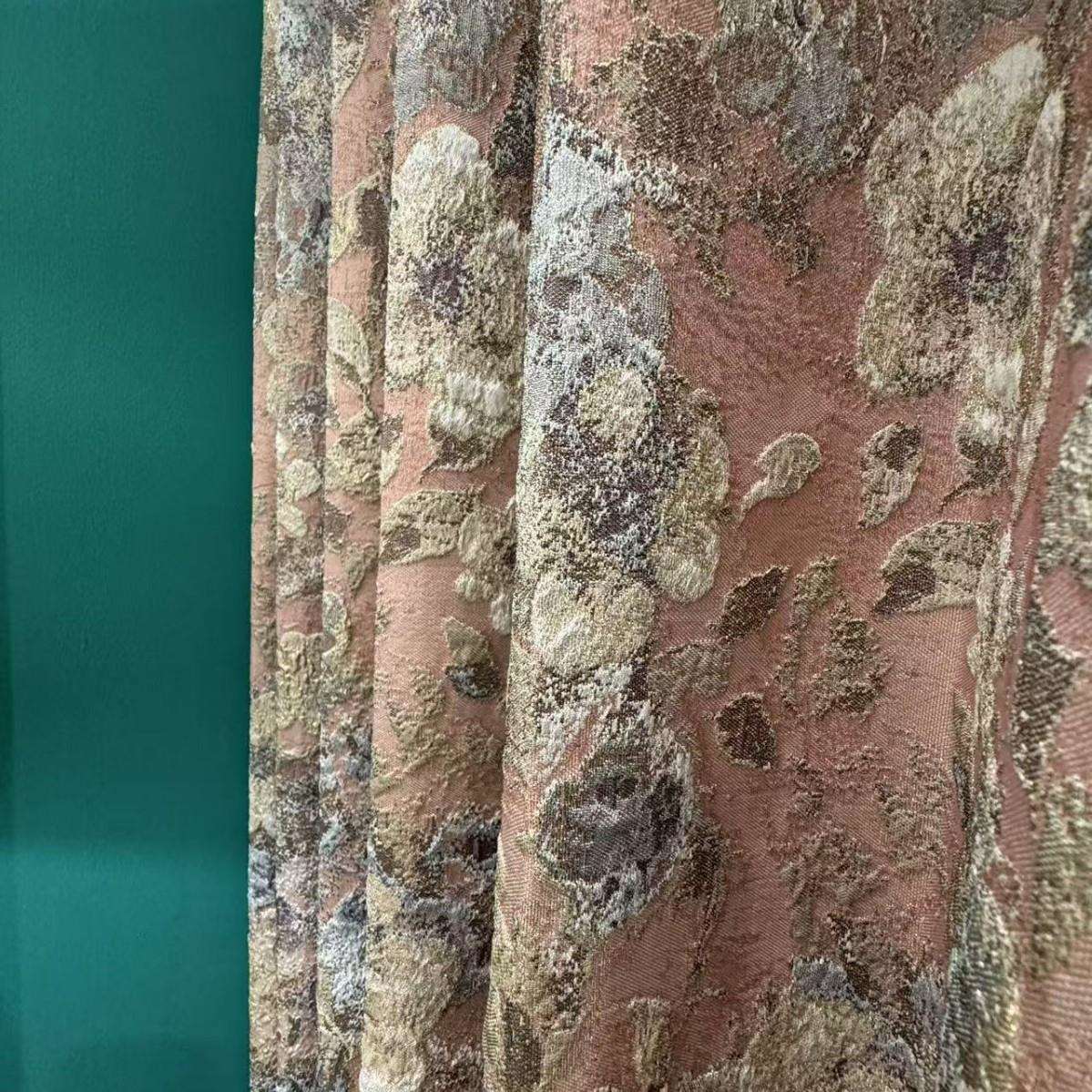 2025年新款遮光高经密浮雕窗帘高档客厅卧室垂直帘粉色山茶花色织