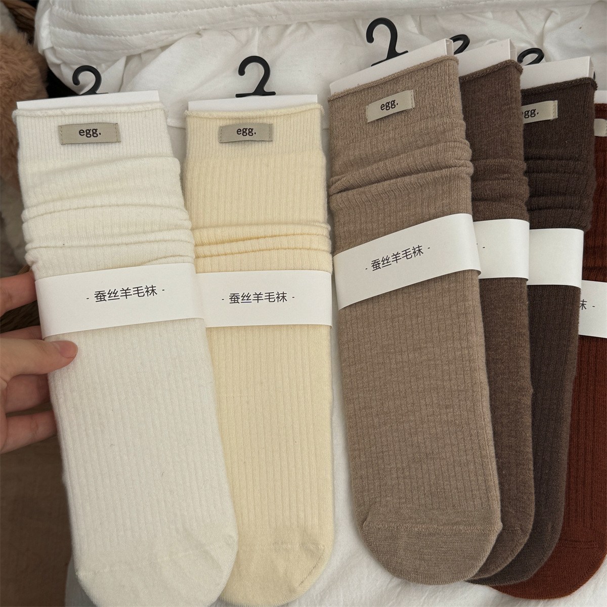 IOULOR日系卷边堆堆袜秋冬蚕丝羊毛袜纯色百搭中筒袜诸暨袜子女