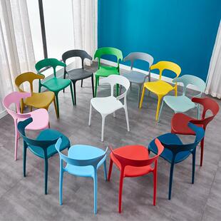 塑料椅子简约靠背凳子北欧餐椅家用大人网红餐桌简易胶加厚牛角椅