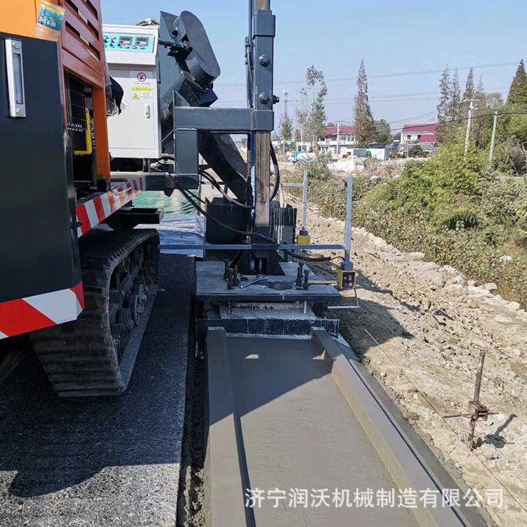 大型水沟路缘石滑膜机 钢制履带滑膜机 边坡混凝土现浇水渠成型机