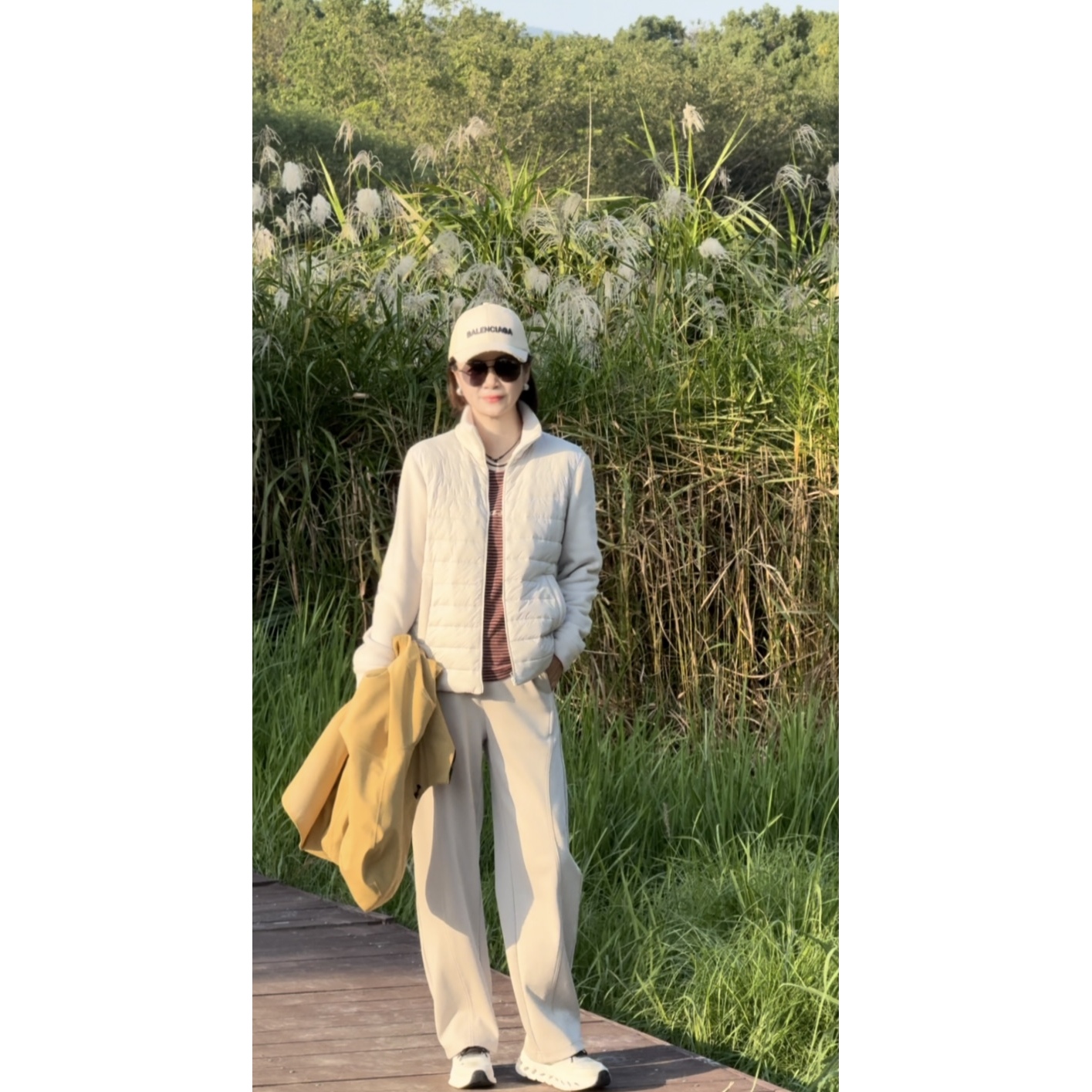 华人杰2025轻薄羊绒外套女装时尚保暖百搭短款立领秋冬短外套