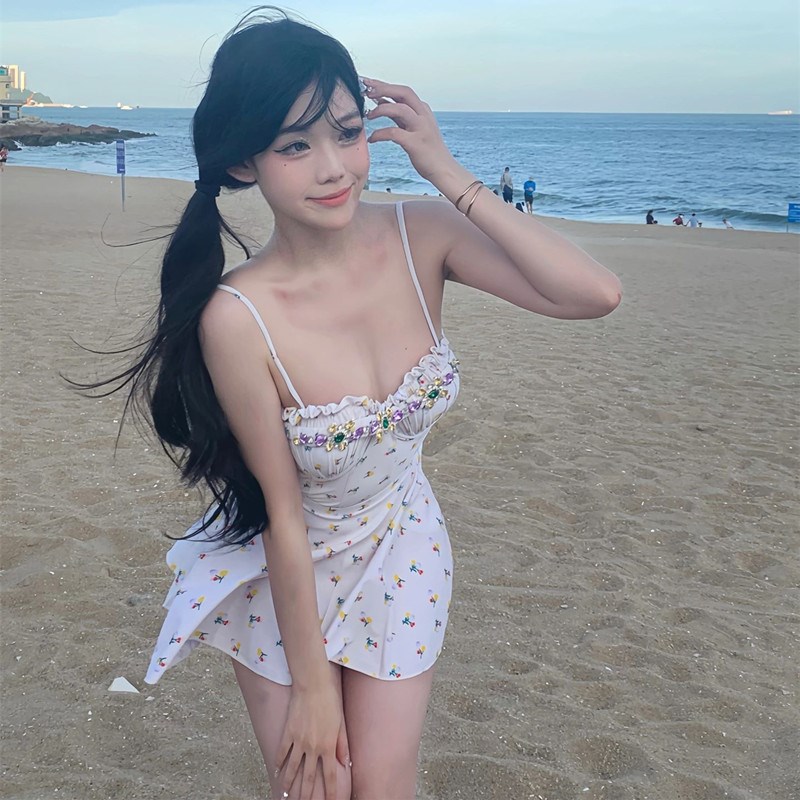 2024仙女范白色少女感镶钻x收腰公主裙连体显瘦遮肚钢托情侣泳衣