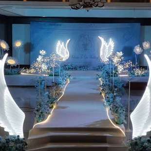 2025婚庆道具发光蝴蝶翅膀吊顶装饰婚礼吊灯路引比翼双飞摆件