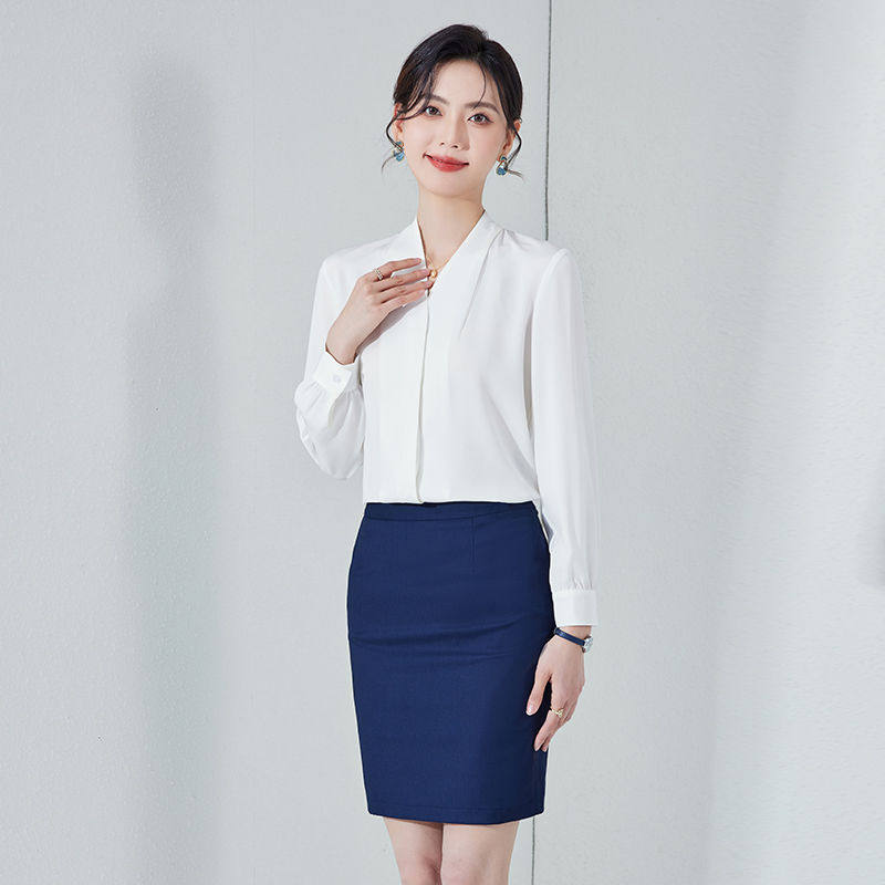 白色长袖衬衫女春秋高级感通勤上衣职业正装内搭打底缎面V领衬衣