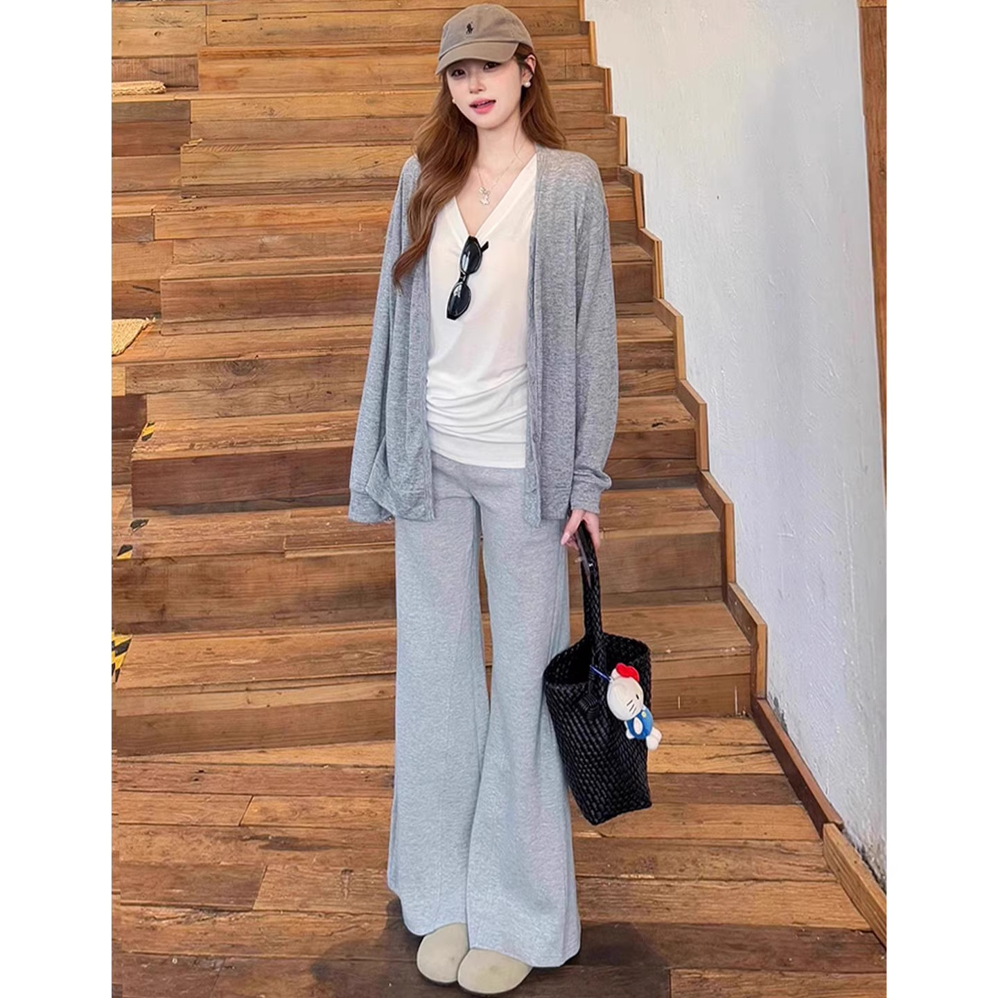 灰色喇叭运动裤女秋季2025新款宽松显瘦阔腿卫裤西装腰休闲微喇裤