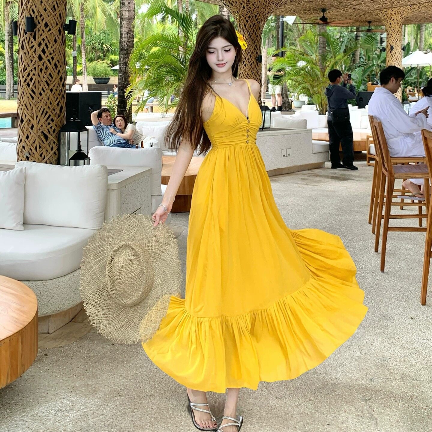 度假风芒果黄露背吊带连衣裙女三亚多巴胺沙滩裙小众绝美穿搭高端