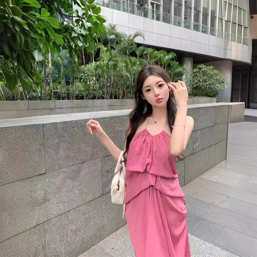 夏季露背性感小挂脖女挂按脖吊带连衣裙玫红色褶皱新款中长款裙子