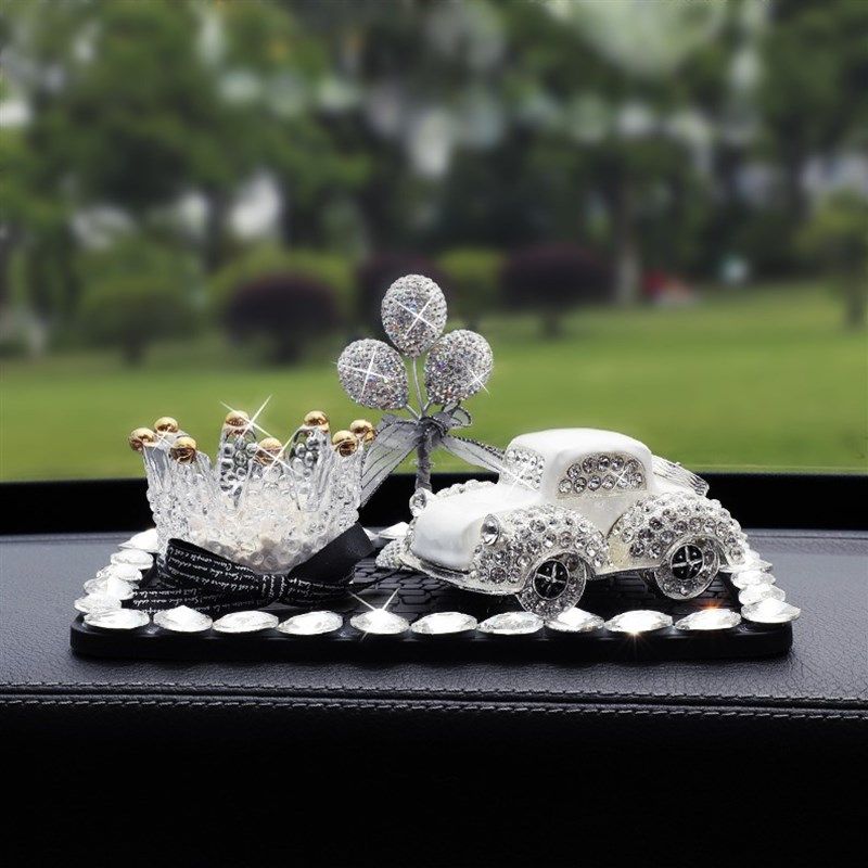 车载香薰摆件镶钻小车模型网红可爱中控台装饰品女汽车内用品内饰