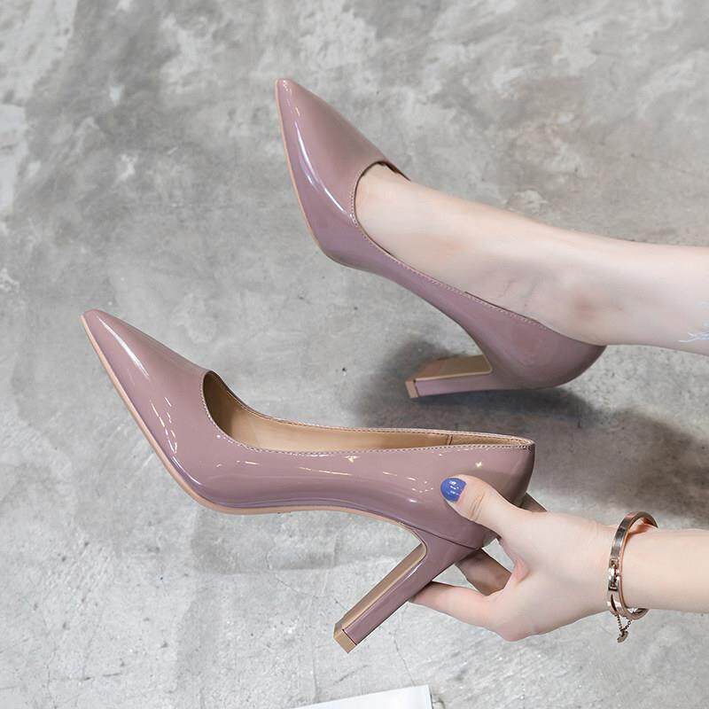 香港法国高跟鞋女士2025春季新款厚跟裸色优雅漆皮设计尖头平底鞋