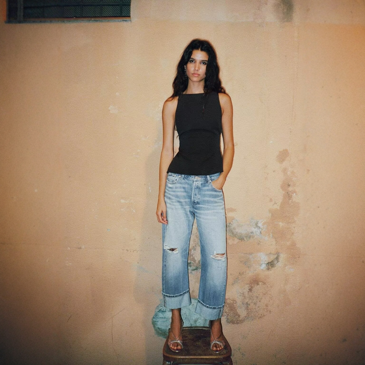 小众设计感黑色背部蝴蝶结饰上衣