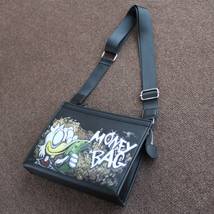 2025新款男斜跨包钱袋子唐老鸭手包暴富涂鸦斜挎包男女硬皮定型