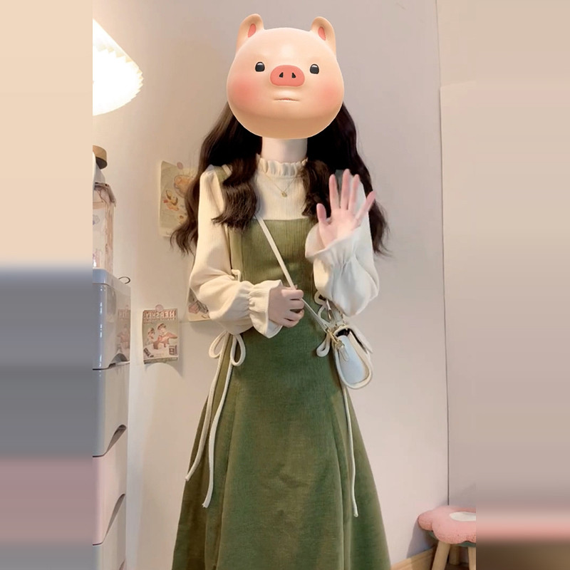 新年战袍穿搭一整套高级绿色背带假两件连衣裙子女秋冬季2025新款