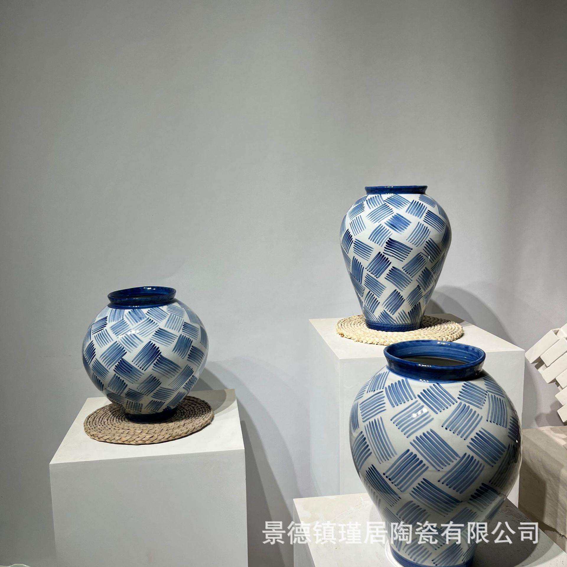 新中式极简风传统青花陶瓷摆件、水培养花、种花手工绘画艺术插画