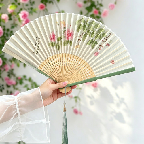 六寸镂空雕刻竹骨烤漆边折扇夏季