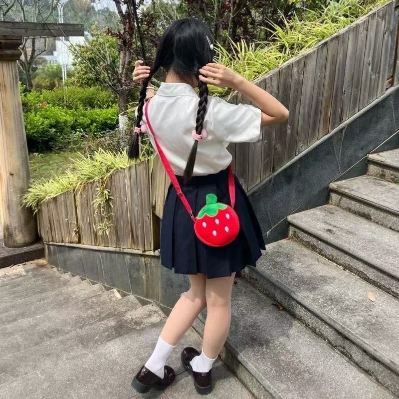 萌趣童真卡通毛绒草莓斜挎包儿童成人单肩斜挎包出门随身带收纳包