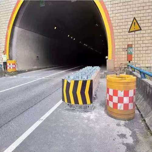 圆柱形塑料隔离桶高速公路警示水马护栏交通反光滚塑水马防撞桶