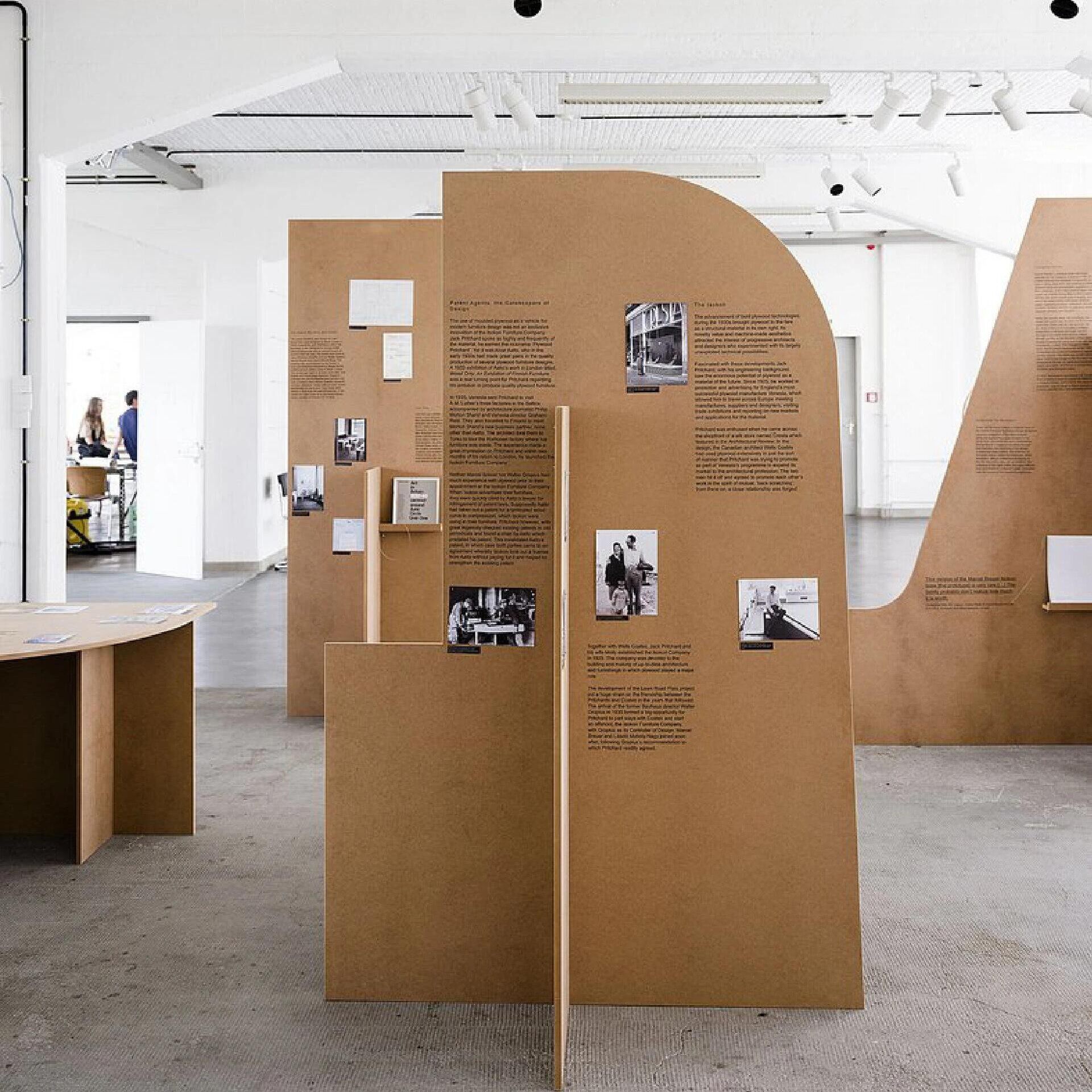 瓦楞纸板环保展示架陈列纸架广告商超展会展厅布置加工蜂窝纸板架