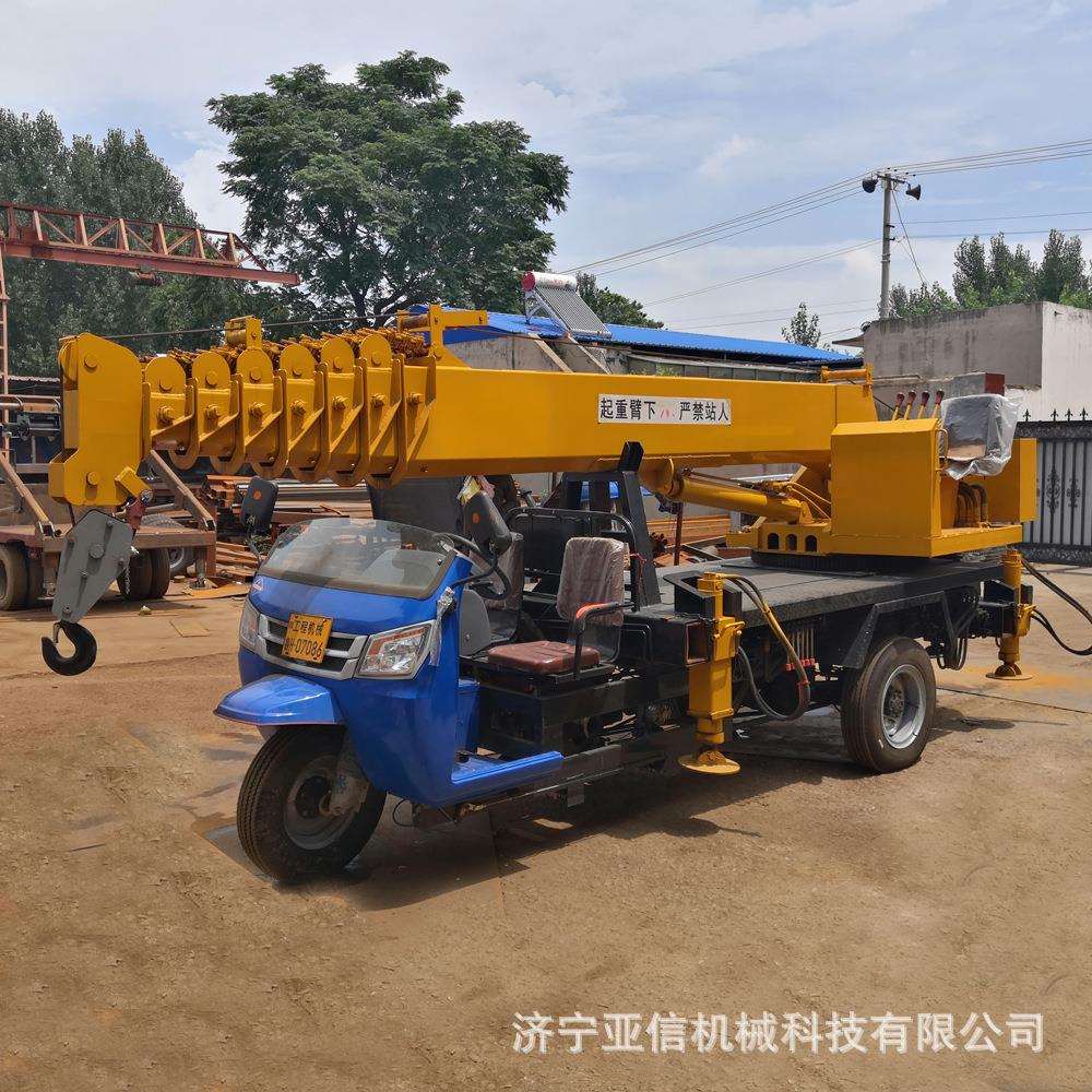 厂家出售多种底盘改装起重机 农用三轮吊车 3吨5吨三马子吊机