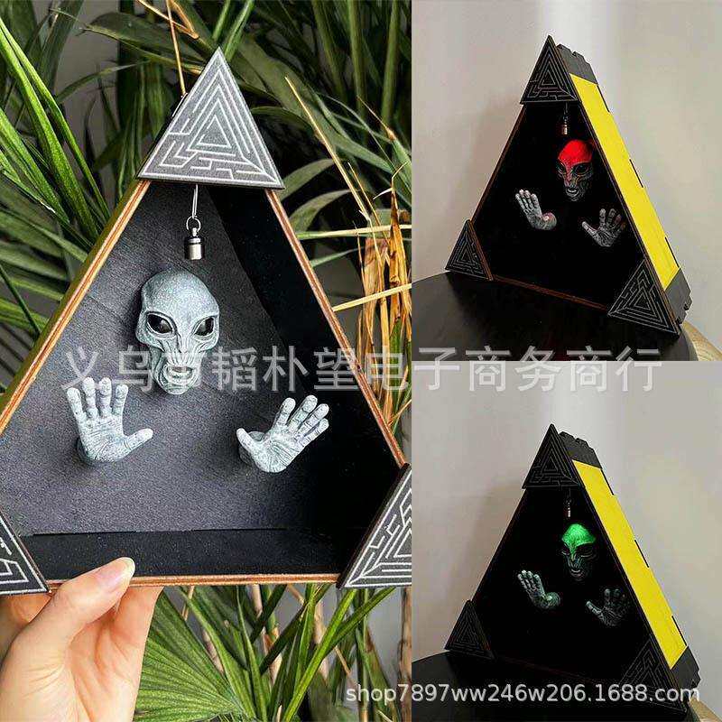 跨境新款 To imprison aliens三角形鬼屋 外星人迷你金字塔模型