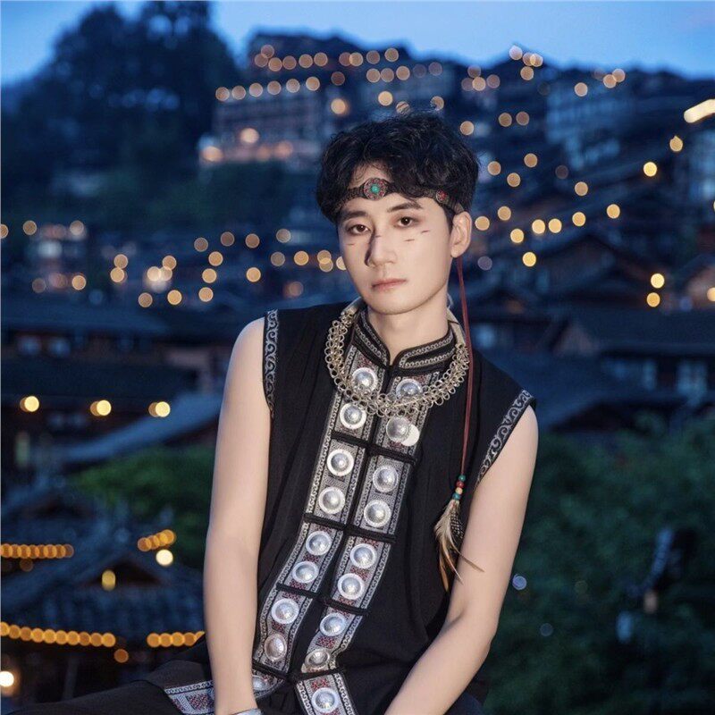 苗族新款民族苗疆服装土家族网红旅拍马甲男装摄影少数民族写真