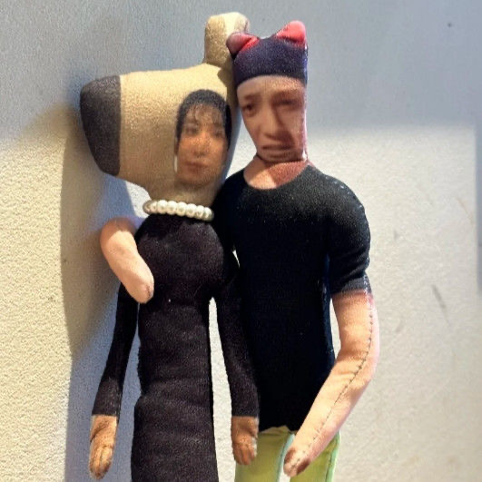 李硕珉金珉奎兄弟抽象无白边全身带骨架铁丝随意造型毛绒布艺玩偶