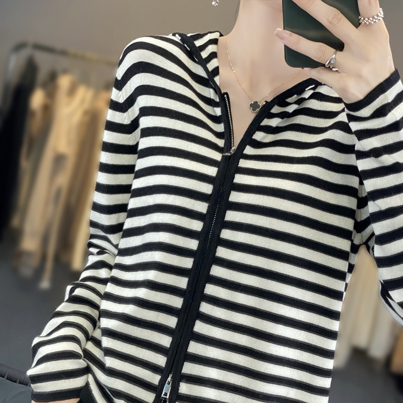 好品质精仿羊毛短款奥利条纹双拉链连帽开衫女修身薄款毛衣帽衫秋