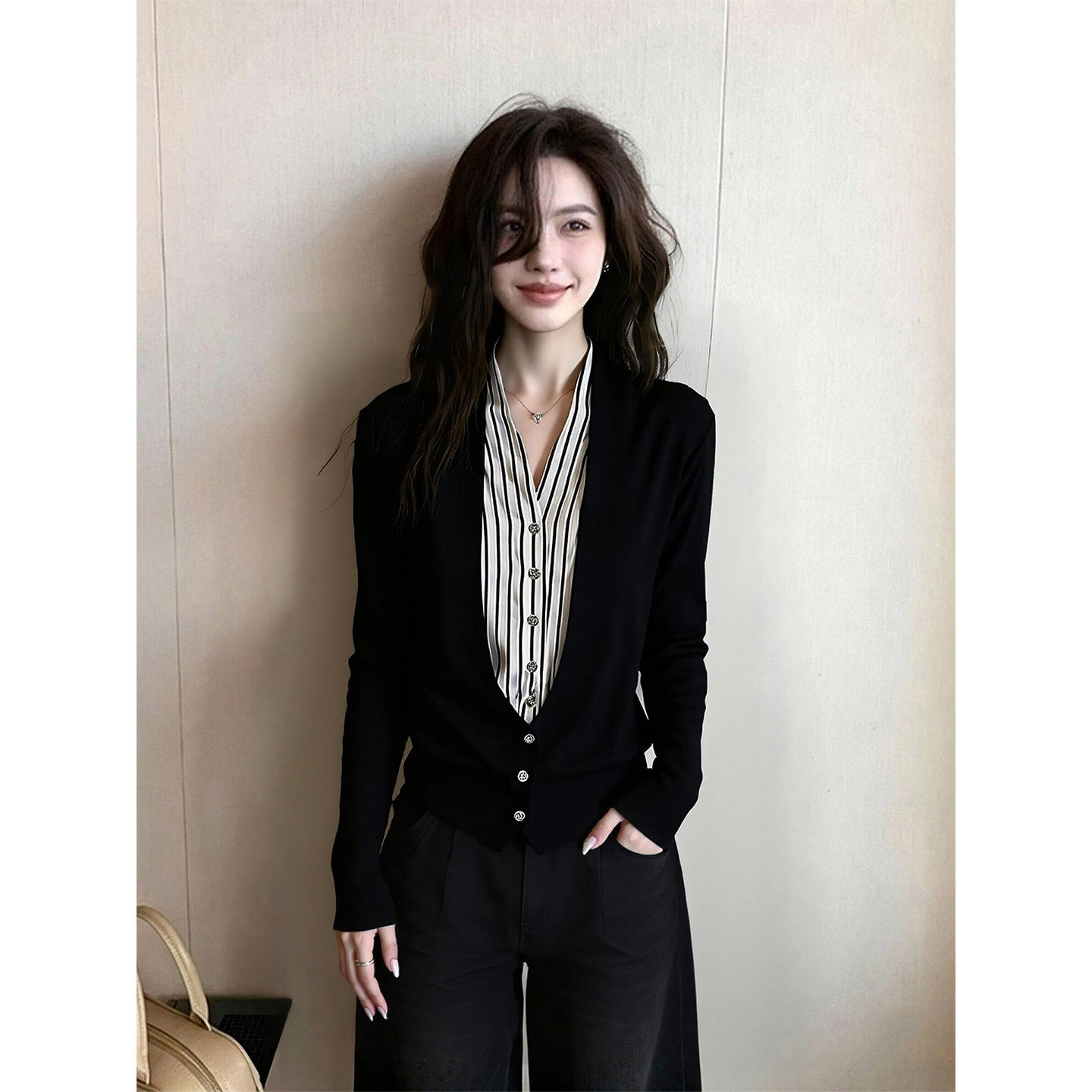 2026秋季新款气质撞色深V领长袖针织衫女装设计感开衫上衣A13721