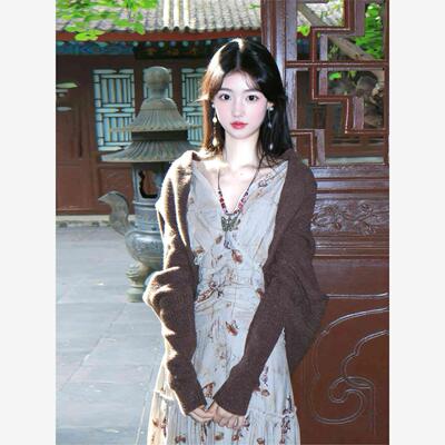 云南旅游穿搭女装覆古v领