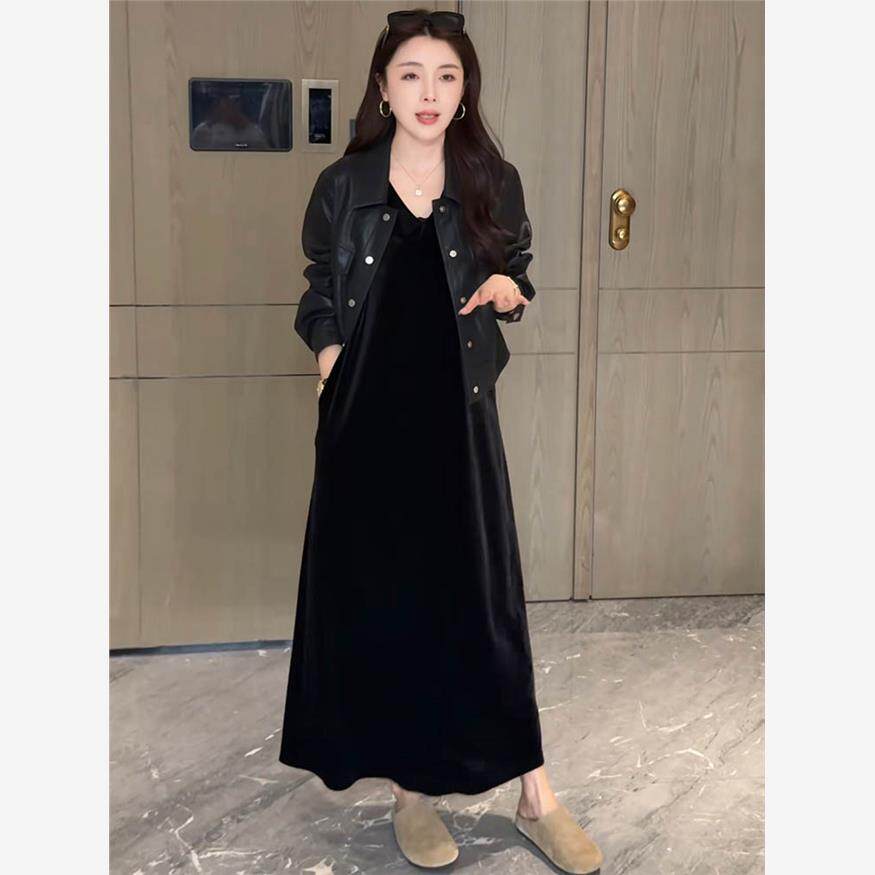 2025秋冬新款显瘦无袖丝绒连衣裙女气质V领慵懒风百搭长款小黑裙