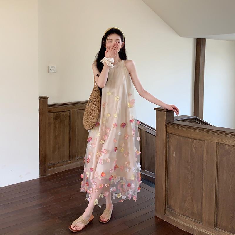 度假风无袖挂脖连衣裙女2025夏季新款巨好看立体花朵气质绝美长裙