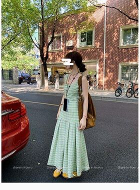 2025夏季新款气质绿色格子吊带连衣裙女时尚褶皱收腰背心A字长裙