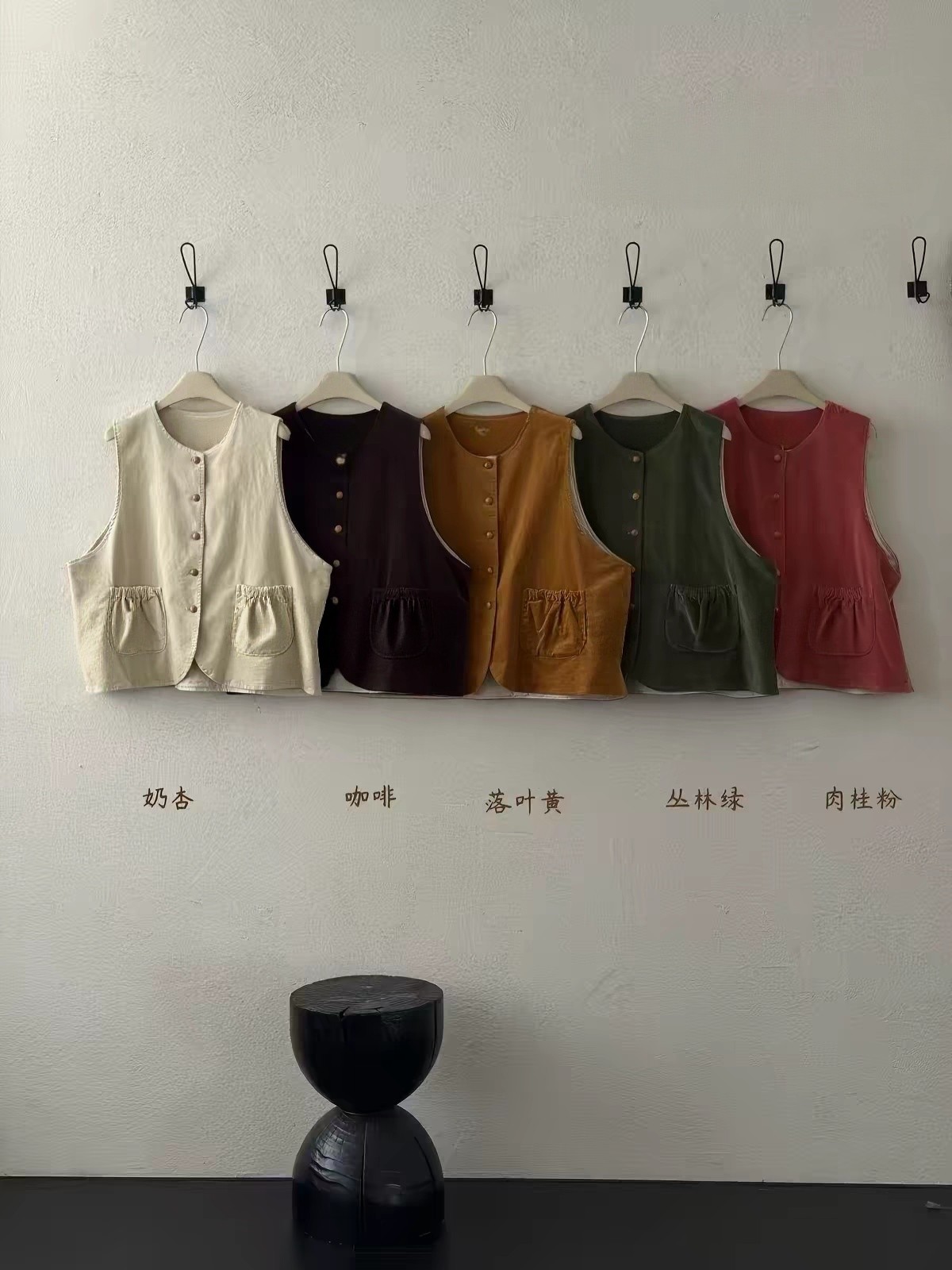 日系复古灯芯绒马甲女秋季圆领单排扣褶皱口袋宽松叠穿无袖背心