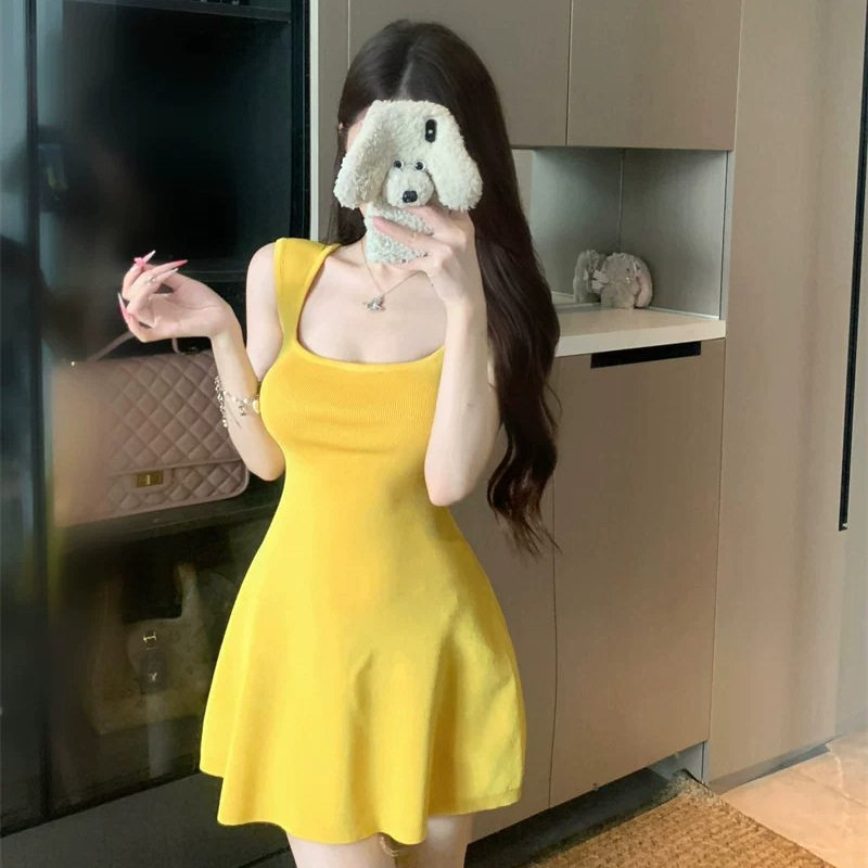 姜黄色方领性感收腰连衣裙女夏季修身露腰包臀裙子辣妹风气质短裙