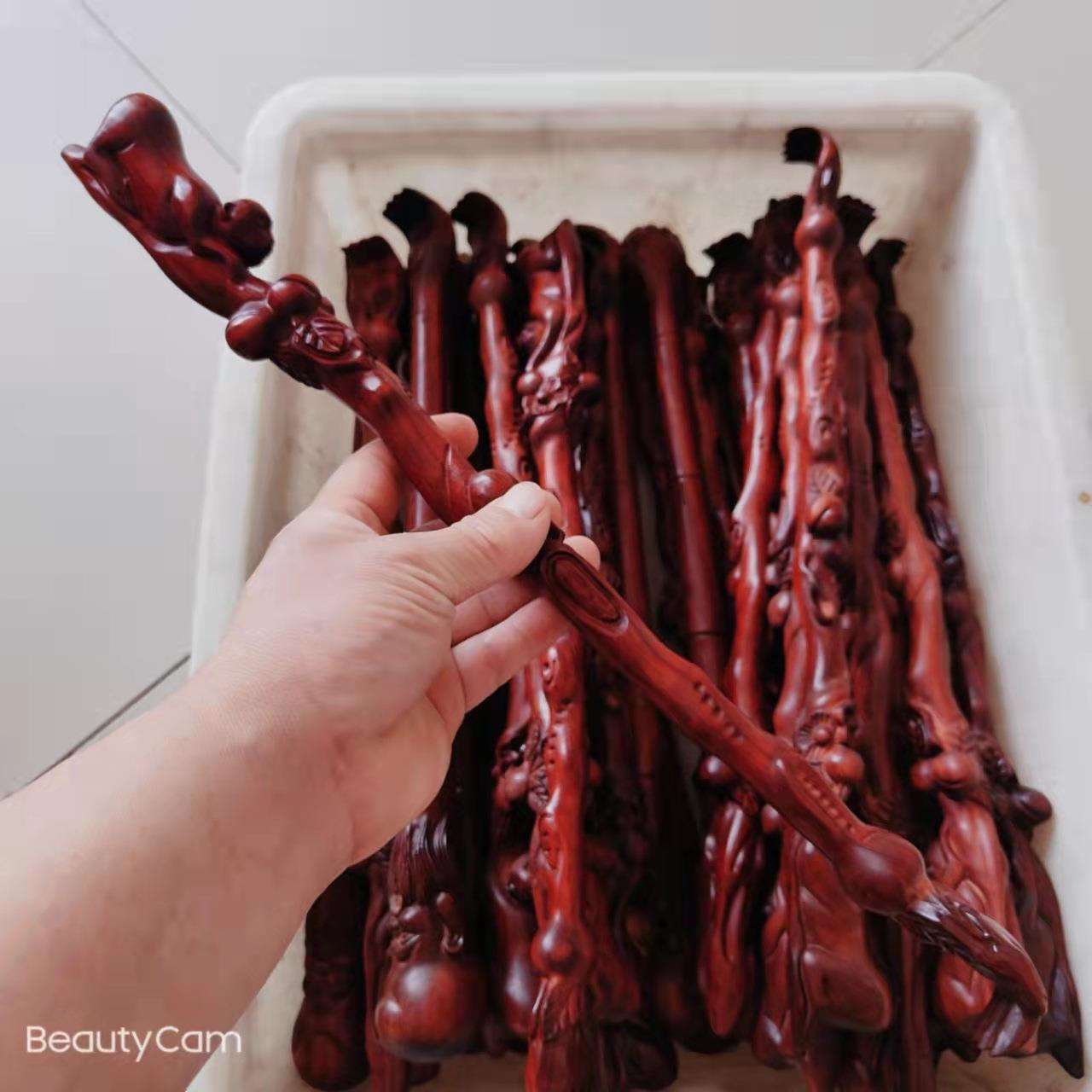 犀牛角紫檀木雕刻猴子寿桃痒痒挠木雕工艺品