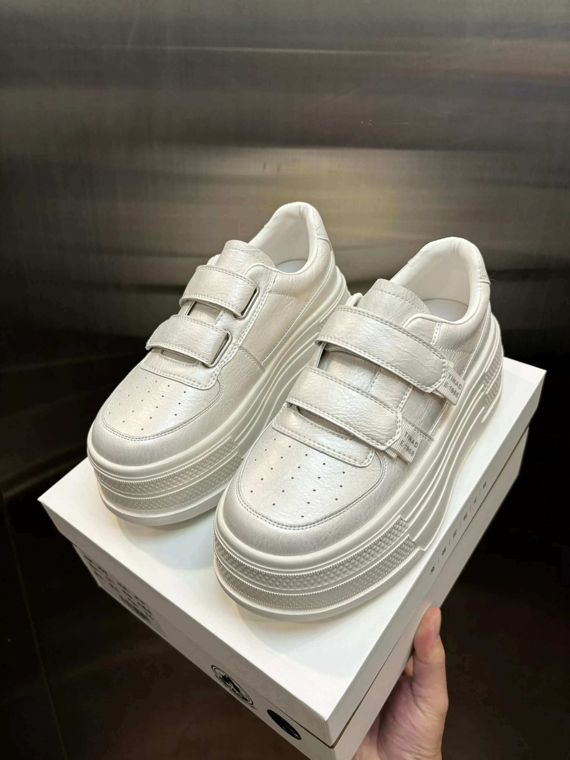 薇玖芭真皮魔术贴松糕摇摇小白鞋女2025新款春洋气百搭增高板鞋