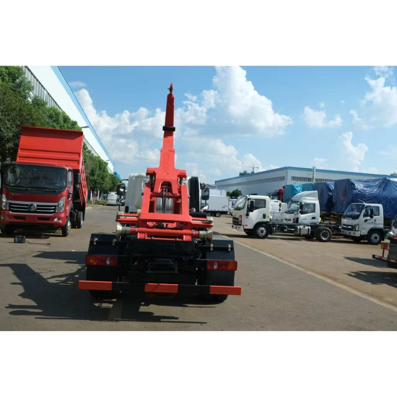东风6方钩臂垃圾车 可下地下室勾臂垃圾车 配套建筑垃圾箱多少钱