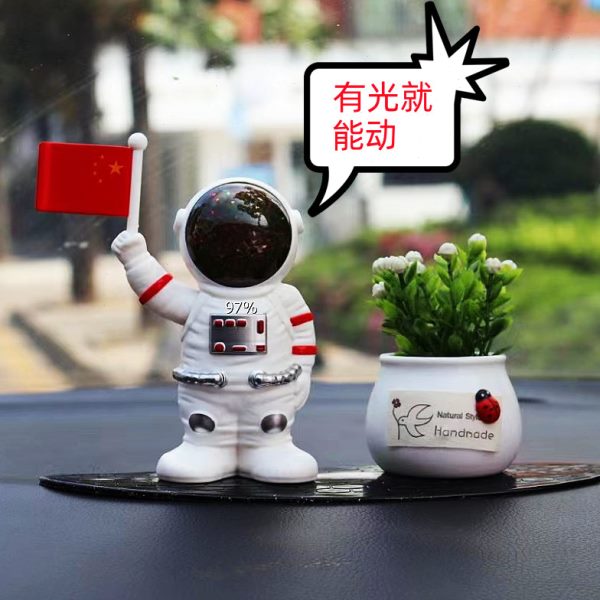 中控车内太阳能台汽车摆件宇航员创意红旗装饰人空车载饰品摇摆太