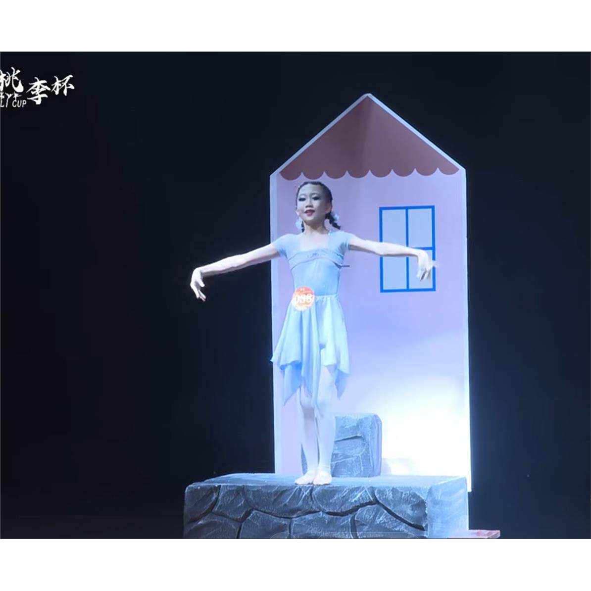 少儿舞蹈演出服现代扇子