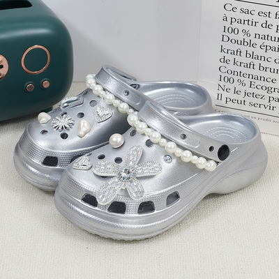 新款珍珠链条水晶花洞洞鞋银色时尚百搭女外穿软底增高包头凉拖鞋