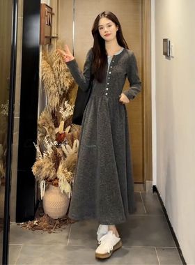 气质灰色针织连衣裙子女装2025秋冬季新款配大衣内搭打底毛衣长裙