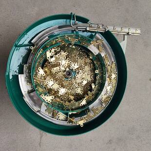 工厂供应开关g薄片振动盘 自动送料组装机 五金配件上料机