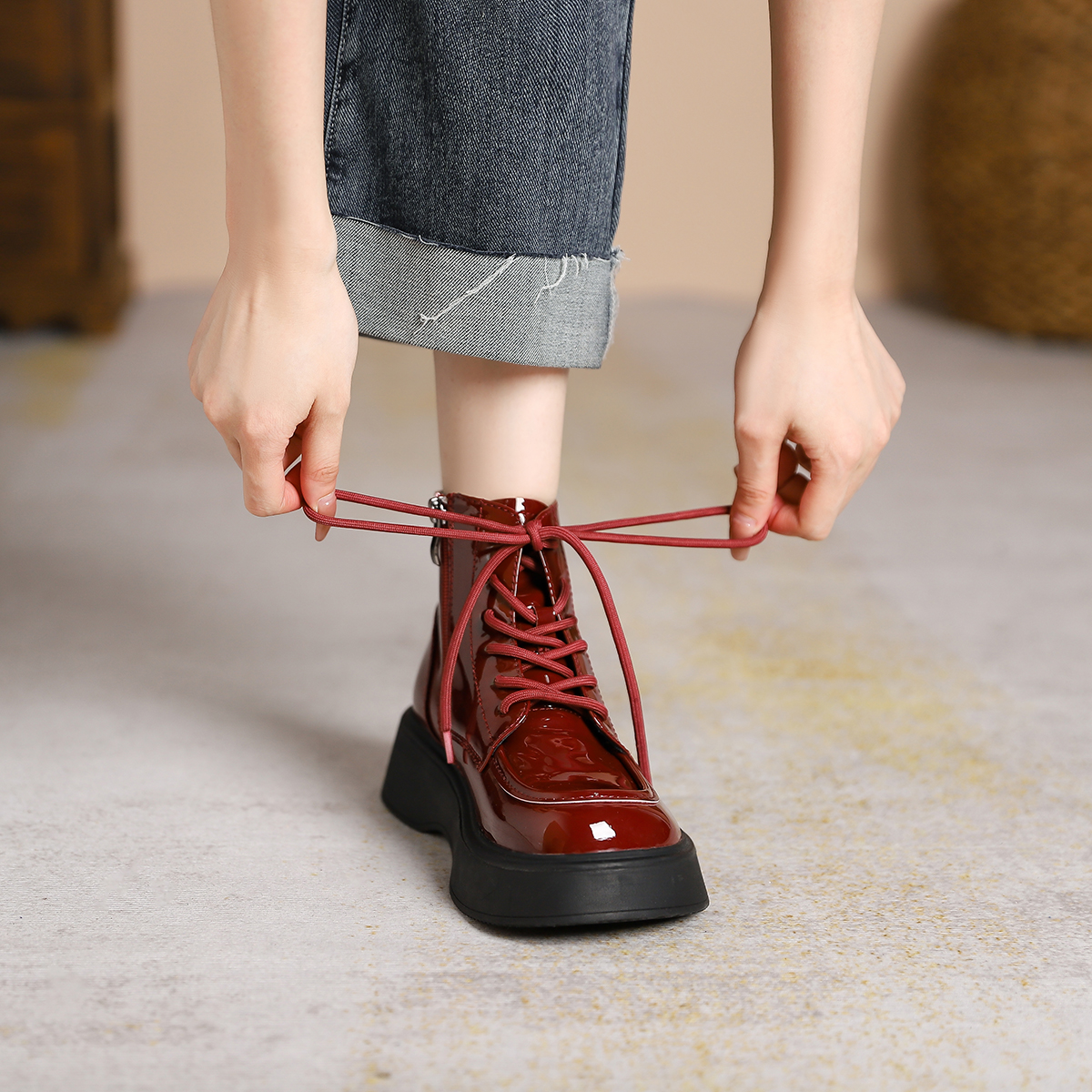 系带马丁靴女2025年新款