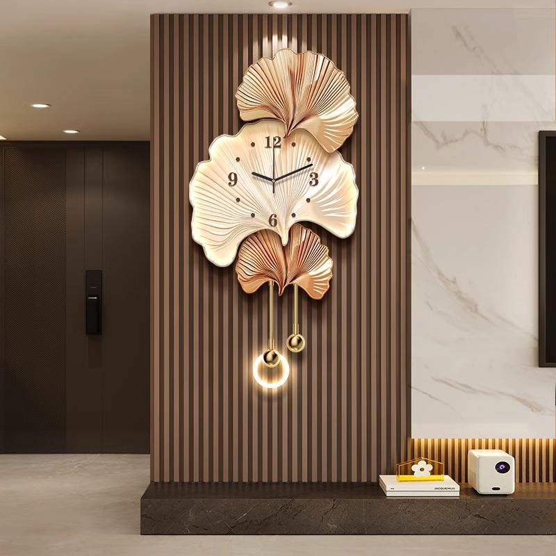 轻奢客厅电视墙面装饰挂钟2025新款玄关挂画高级感银杏叶时钟壁灯