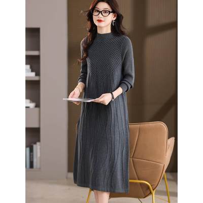 配大衣的麻花针织连衣裙女2025秋冬中长款洋气半高领毛衣裙打底裙