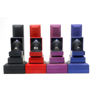 高档LED发光求婚戒指钻戒盒带灯首饰收纳盒吊坠项链手镯手串盒子