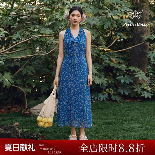 浪漫风蓝色挂脖垂坠感碎花连衣裙