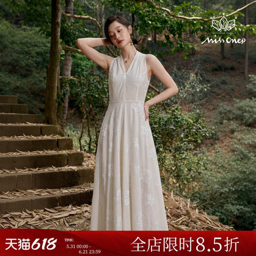 Missonep蝉【夏梦绮】夏季温柔风V领挂脖白连衣裙提花肌理氛围感